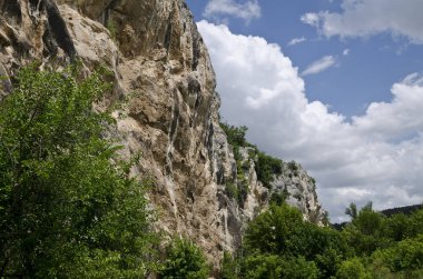 Sunny Blue Sky, kaya ve köy Krasen yakınında bir tepe