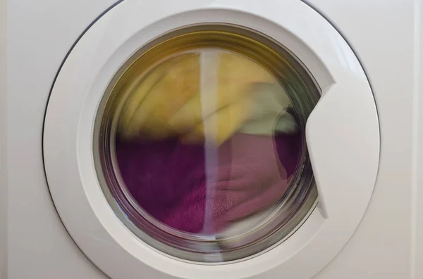 Waschmaschinentür Mit Rotierenden Kleidungsstücken Innen — Stockfoto