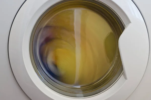 Tvättmaskin Dörr Med Roterande Plagg Inuti — Stockfoto