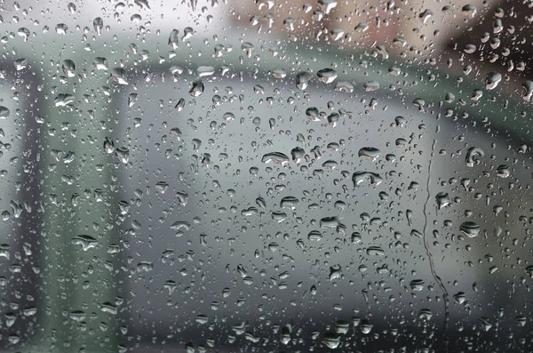 Σταγόνες Βροχής Στο Τζάμι Του Παραθύρου Την Καλοκαιρινή Μέρα — Φωτογραφία Αρχείου