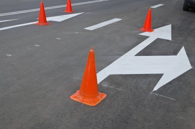 Yazın bir garaj yolunda yol yüzeyi işaretleri yapmak