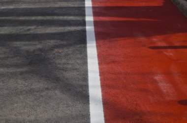 Yazın bir garaj yolunda yol yüzeyi işaretleri yapmak