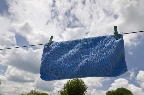 Zavěšení Oděvů Modrý Ručník Pračka Proti Modrému Nebi — Stock fotografie