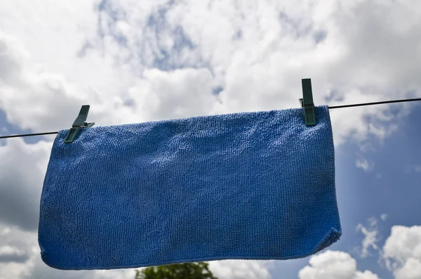 Vêtements Cheville Sur Une Serviette Bleue Ligne Lavage Contre Ciel — Photo