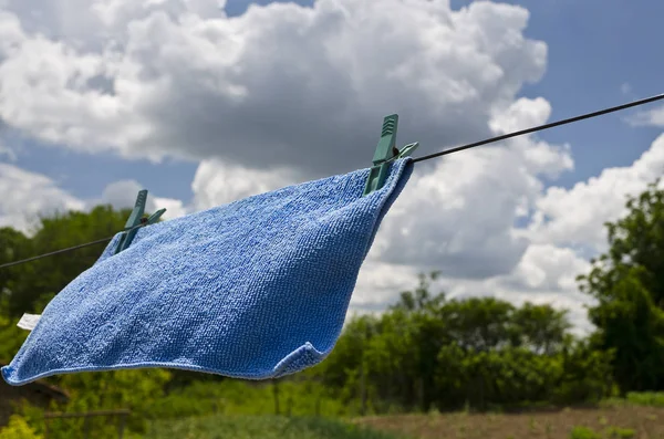 Pakaian Pasak Pada Handuk Biru Dan Mencuci Garis Terhadap Langit — Stok Foto