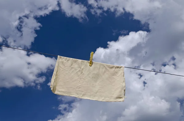 Ropa Pega Una Toalla Azul Línea Lavado Contra Cielo Azul —  Fotos de Stock