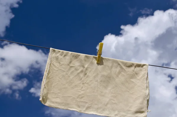 Ropa Pega Una Toalla Azul Línea Lavado Contra Cielo Azul —  Fotos de Stock