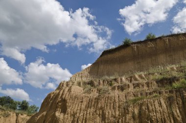 Güneşli Mavi Gökyüzü, toprak ve şehir Ruse yakın bir tepe