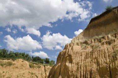Güneşli Mavi Gökyüzü, toprak ve şehir Ruse yakın bir tepe