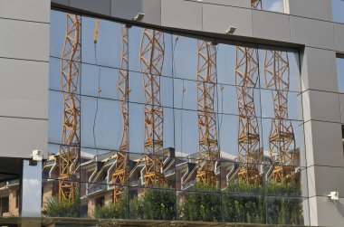 İnşaat alanında büyük kaldırma vinç