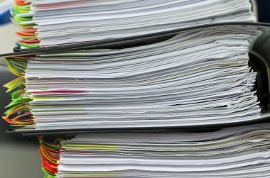 Üst üste dizilmiş ofis belgelerinin aşırı derecede kapatılması