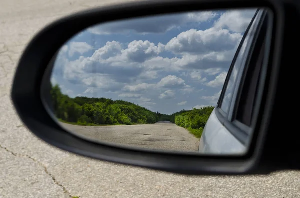 Kant Achteruitkijkspiegel Ochtend Weg Rechtenvrije Stockfoto's