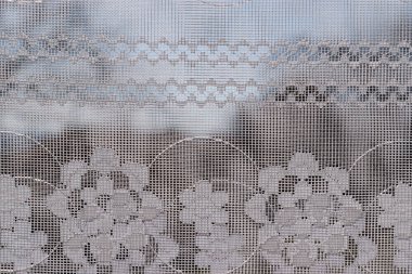 Akşam ışığı arkaplanda perdeleri olan pencere