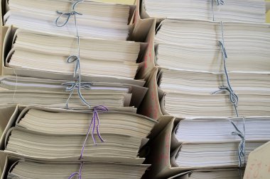 Üst üste dizilmiş ofis belgelerinin aşırı derecede kapatılması