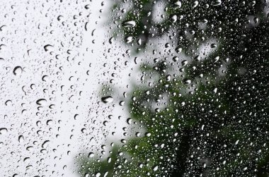 Yağmurlu bir günde pencere camında yağmur damlaları