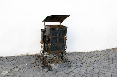 Sahte desenli çöp tenekesi.