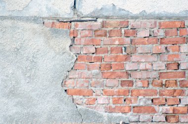 Gri sıva desenli, eski, kırmızı tuğla duvar.