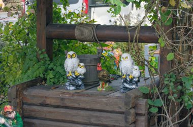 Bahçede güzel, dekoratif bir heykel.