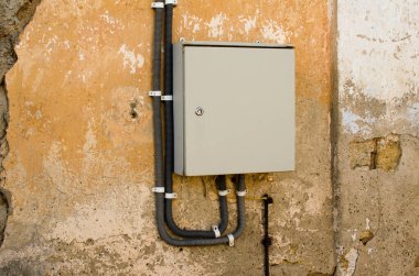 Eski bir evin duvarında elektrik kalkanı..
