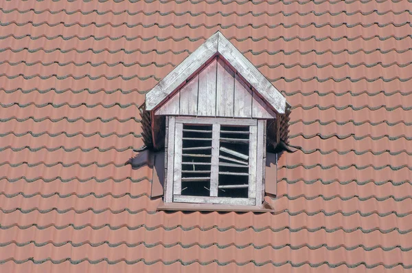 Tetto Maiolica Marrone Una Casa Indipendente Finestra Ventilazione — Foto Stock