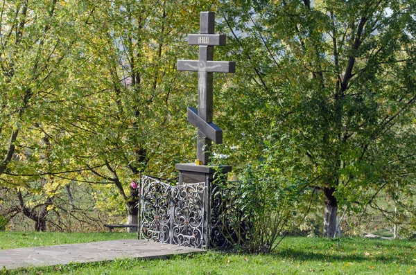 Kors Tilbedelse Nær Den Ortodokse Kirke – stockfoto