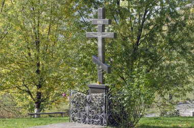 Ortodoks kilisesi yakınlarında ibadet için çapraz.