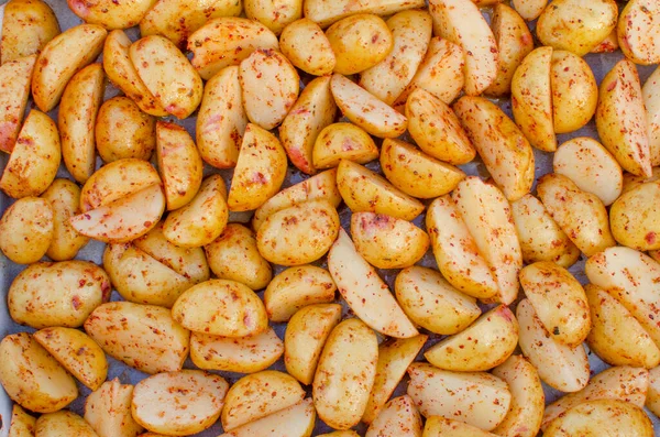 Fırın tepsisinde çiğ patates..