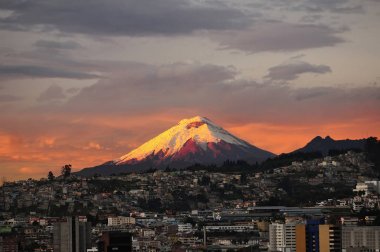 Cotopaxi al amanecer visto desde la ciudad de Quito.
