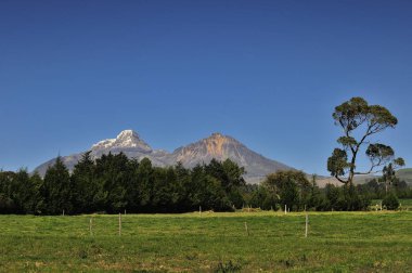 Los Illinizas, volcanes extintos de los Andes ecuatorianos.