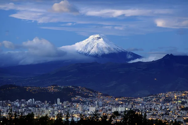 Cotopaxi Custodiando Ciudad Quito — Stockfoto