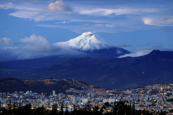 Cotopaxi custodiad la ciudad de Quito
