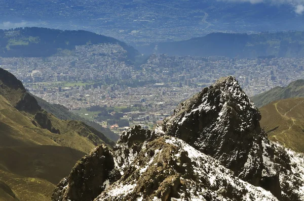 Ciudad Quito Vista Desde Cumbre Del Ruco Pichincha — Stok fotoğraf