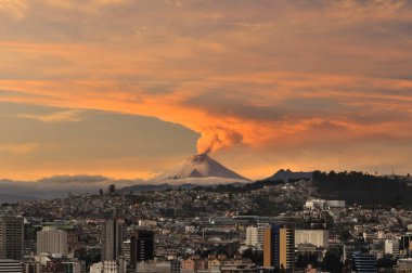 Columna de vapor y ceniza se levanta sobre la cima del Cotopaxi al amanecer.