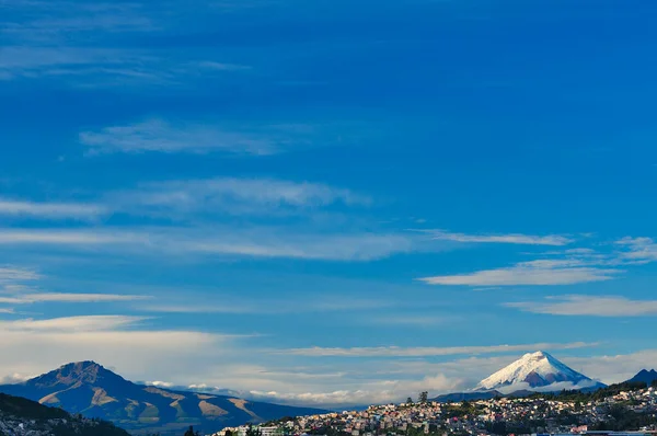 Staden Quito Omgiven Vulkanerna Sincholagua Och Cotopaxi — Stockfoto
