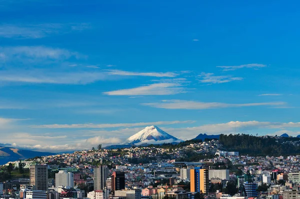 Een Heldere Ochtend Quito Maakt Het Mogelijk Cotopaxi Vulkaan Observeren — Stockfoto