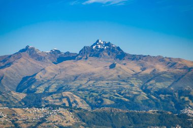 Rucu Pichincha Volkanı 'nın berrak mavi gökyüzünün altında çarpıcı bir And manzarası..
