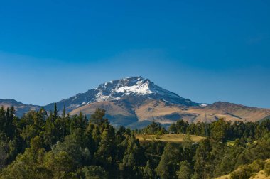 Sincholagua Volkanı 'nın hafif karla kaplı zirvesini gösteren görüntüsü..