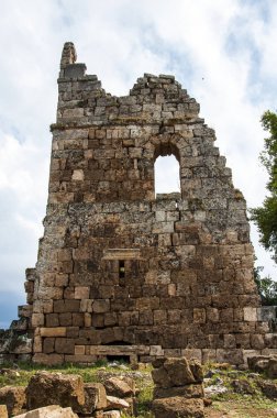Perge antik kent Antalya, Türkiye'de eski ruins çevresinde