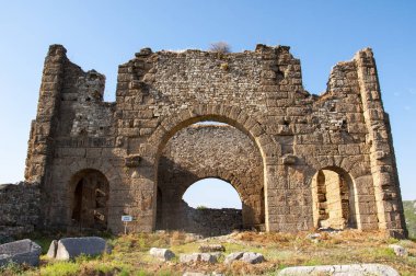 Aspendos Antik kent Antalya, Türkiye'de eski ruins çevresinde