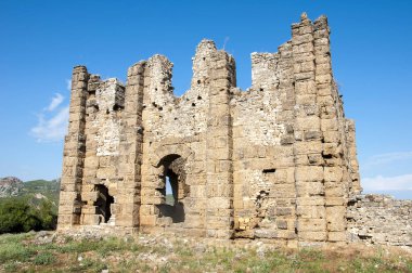 Aspendos Antik kent Antalya, Türkiye'de eski ruins çevresinde