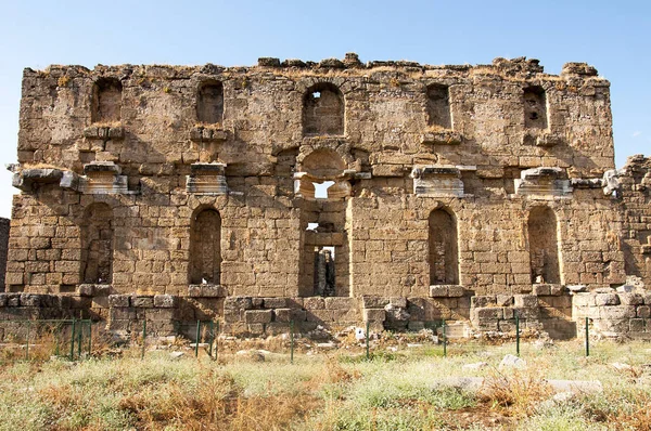 在土耳其安塔利亚的 Aspendos 古董城周围的旧废墟 — 图库照片