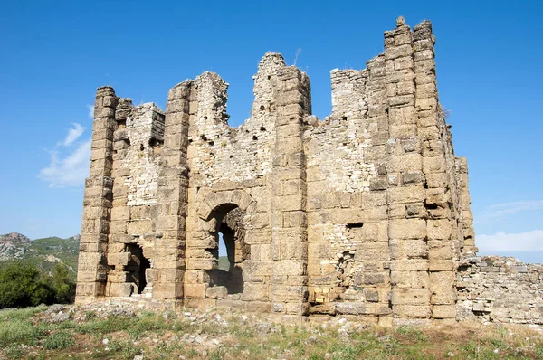 Aspendos Antik kent Antalya, Türkiye'de eski ruins çevresinde
