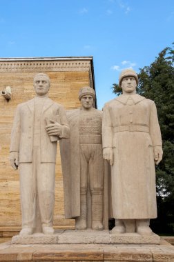 Anitkabir, Ankara, Türkiye 'de halk sınıfı heykeller hukukçu köylü ve askeri temsil ediyor