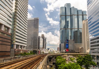Tayland 30 Ağustos Modern binalar ve skytrain tren istasyonundan Chong Bangkok'un 30 Ağustos 2017 Bangkok, Tayland