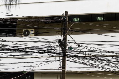 Telgraf veya dolaştırmak kablolar ve teller ile elektrik direği.