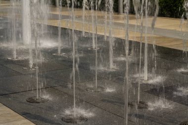 Kaldırım, Bangkok, Tayland spurting su jetleri ile Çeşme