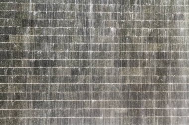 Tuğla arka plan aşağı üzerinden akan su ile.