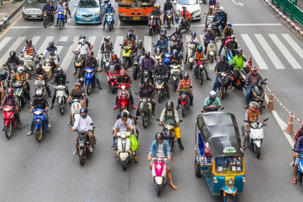 Ağustos Tayland Bangkok Scooter Motosiklet Için Yeşil Işık Bekleyen Ağustos — Stok fotoğraf