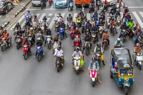 Ağustos Tayland Bangkok Scooter Motosiklet Için Yeşil Işık Bekleyen Ağustos — Stok fotoğraf