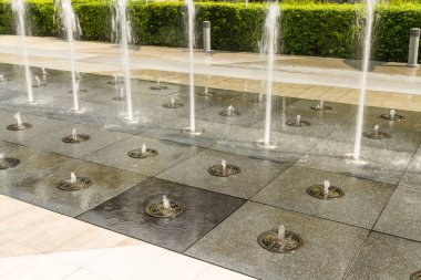 Kaldırım, Bangkok, Tayland spurting su jetleri ile Çeşme